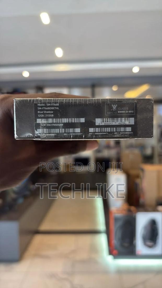 New Samsung Galaxy Z Flip7 512 GB Blue · Photo 3