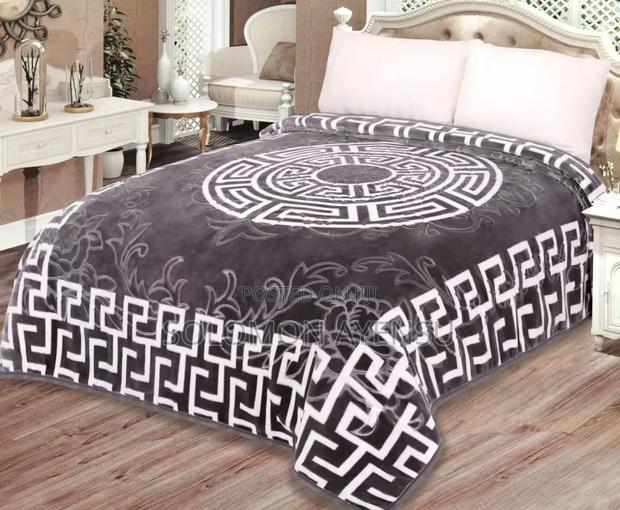 Quality Korean Mink Blanket With a Blue and White Greek Key Pattern. · Photo 3