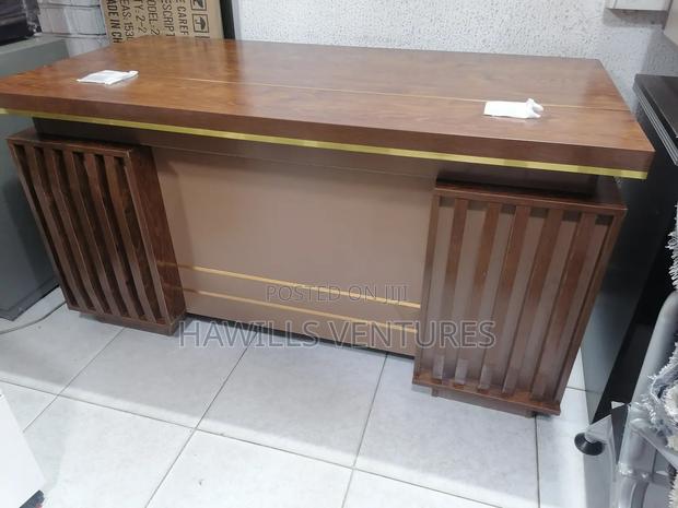Beautiful Gold Brown Table · Photo 1