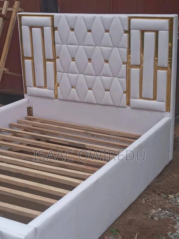 Queen Size Bed Frame · Photo 1