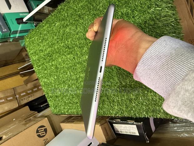 Apple iPad 9.7 32 GB Silver · Photo 6