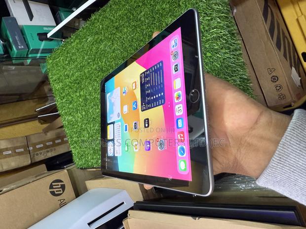 Apple iPad 9.7 32 GB Silver · Photo 5