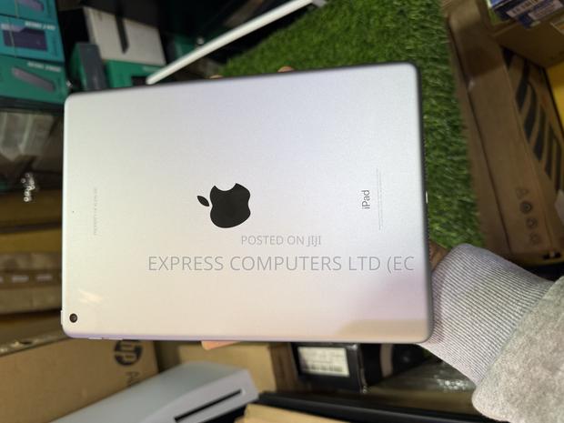 Apple iPad 9.7 32 GB Silver · Photo 1