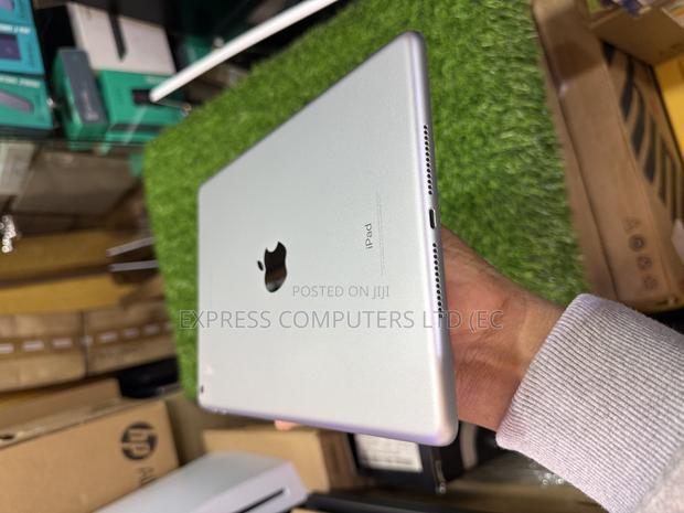Apple iPad 9.7 32 GB Silver · Photo 3