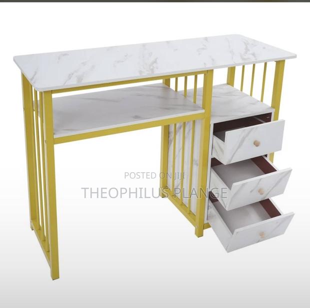 Manicure Nail Table, Salon Table. · Photo 1