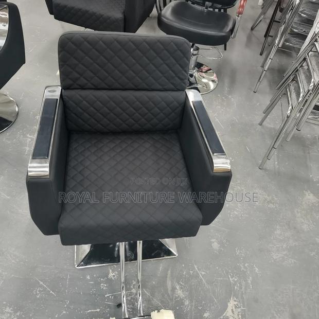 Adjustable Salon Chair · Photo 1