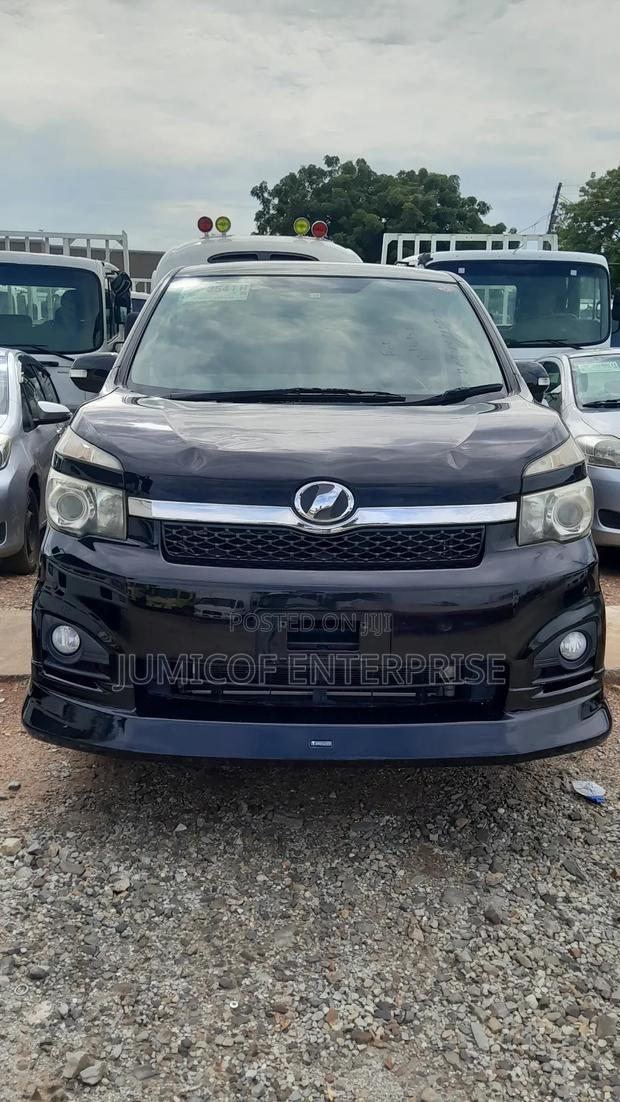 Toyota Voxy 2011 Black · Photo 2