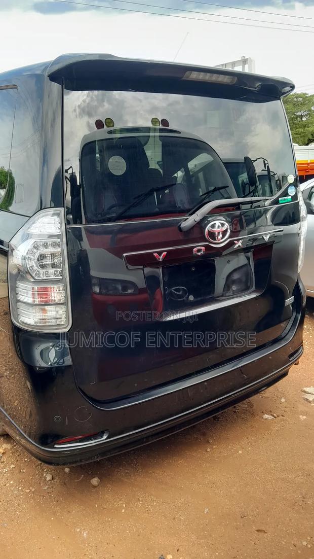 Toyota Voxy 2011 Black · Photo 4