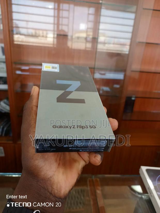 New Samsung Galaxy Z Flip 3 256 GB Black · Photo 2