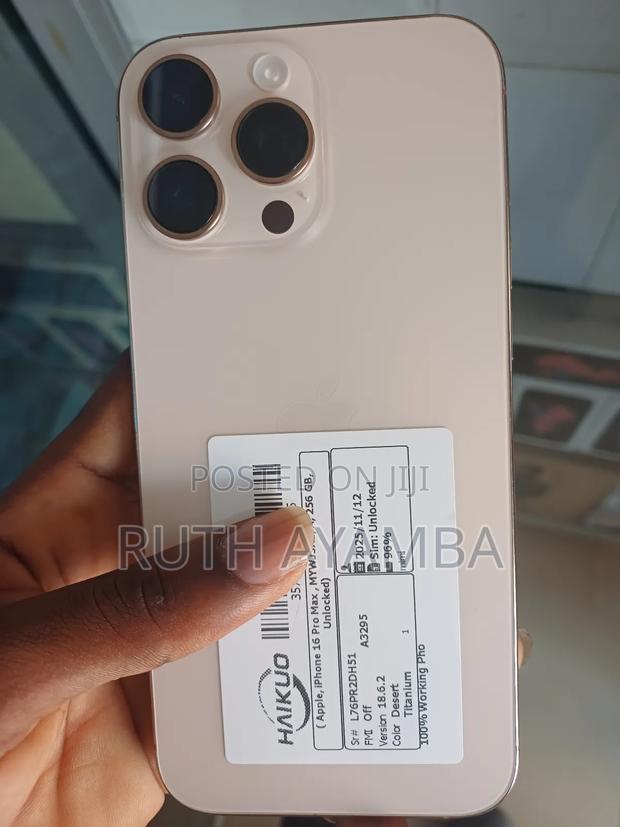 Apple iPhone 16 Pro Max 256 GB Gold · Photo 1