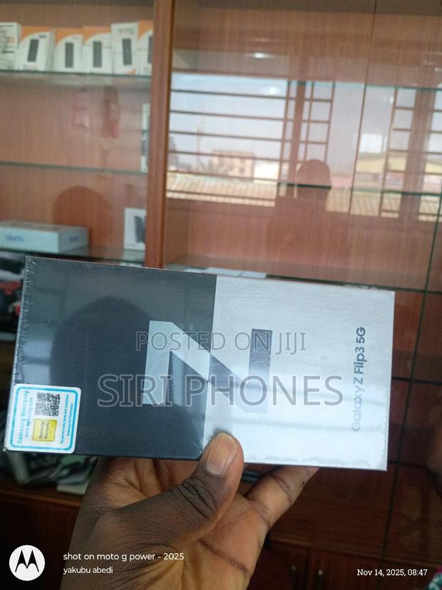 New Samsung Galaxy Z Flip3 5G 256 GB Black · Photo 3