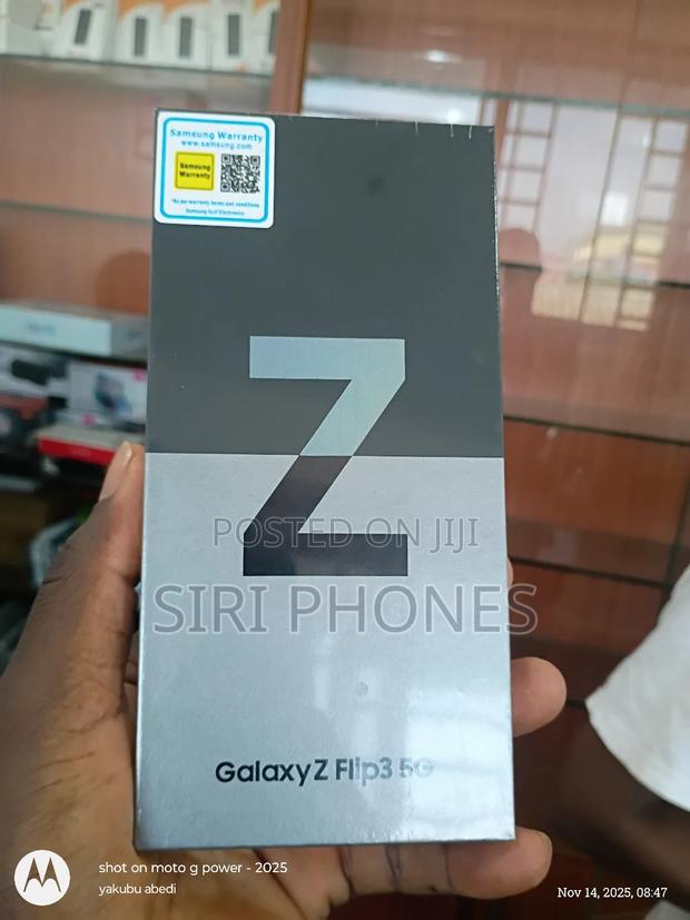 New Samsung Galaxy Z Flip3 5G 256 GB Black · Photo 4