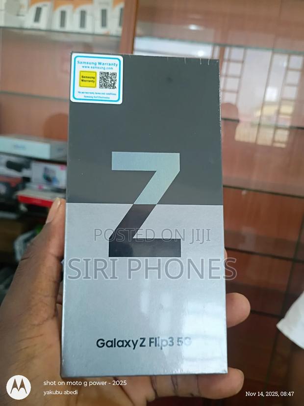 New Samsung Galaxy Z Flip3 5G 256 GB Black · Photo 5