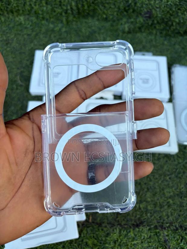 Galaxy Z Flip 3/4/5/6/7/8 Transparent Case · Photo 2