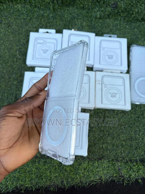 Galaxy Z Flip 3/4/5/6/7/8 Transparent Case · Photo 5