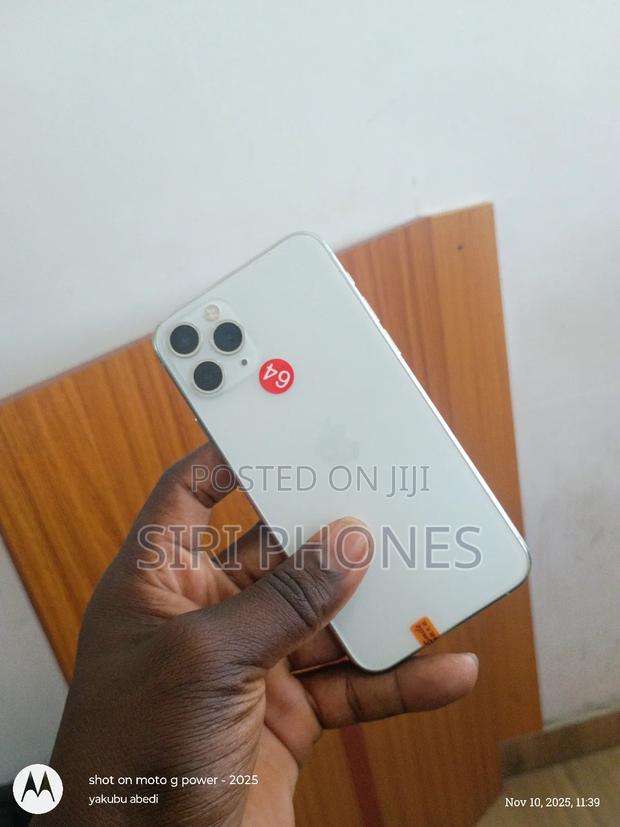 Apple iPhone 11 Pro Max 64 GB White · Photo 2