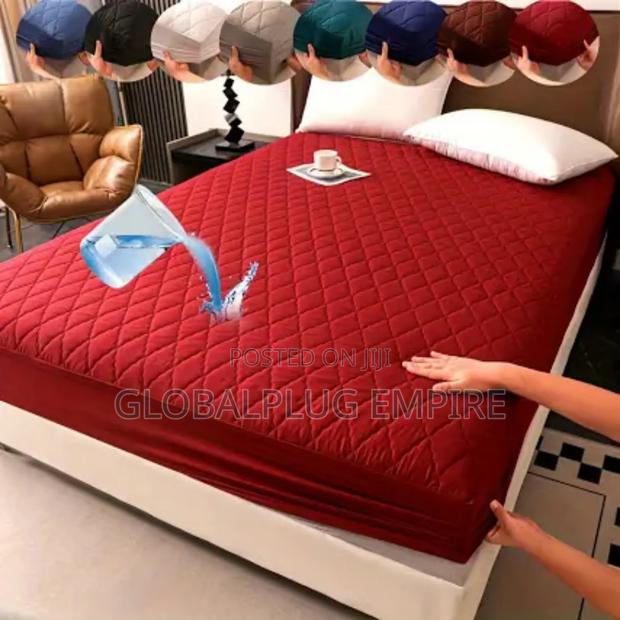 Durable Waterproof Mattress Protector Comfortable Washable · Photo 1