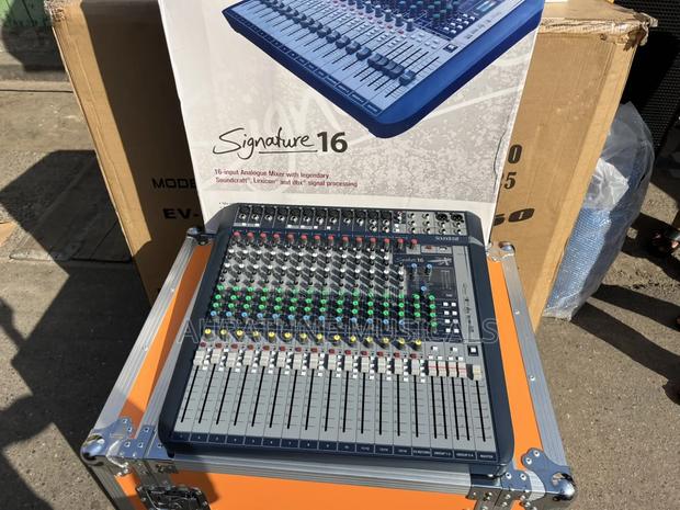 Soundcraft Signature 16 Channel Mixer · Photo 1