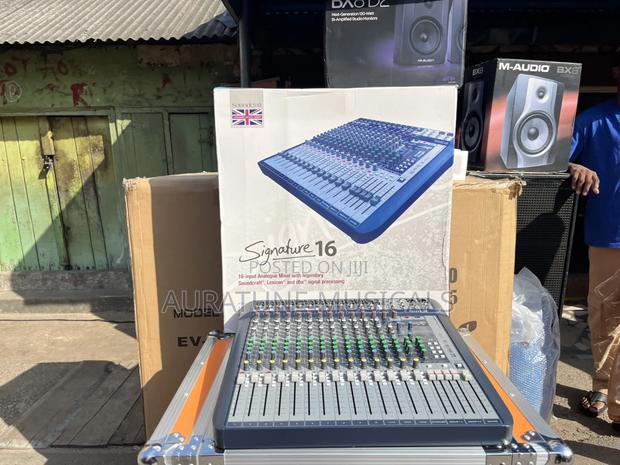 Soundcraft Signature 16 Channel Mixer · Photo 2