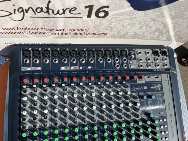 Soundcraft Signature 16 Channel Mixer · Photo 3