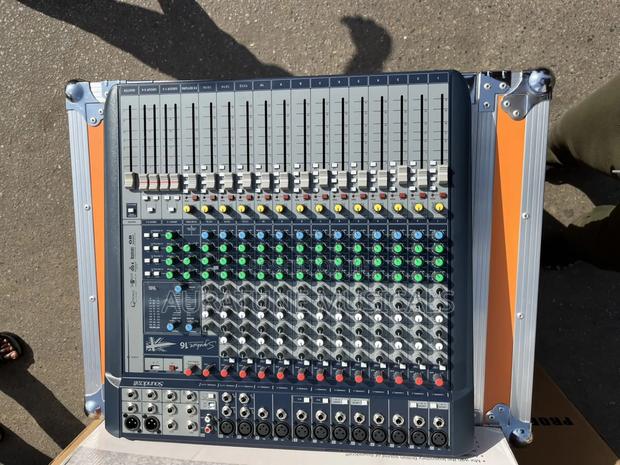 Soundcraft Signature 16 Channel Mixer · Photo 4