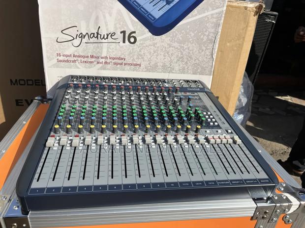 Soundcraft Signature 16 Channel Mixer · Photo 5