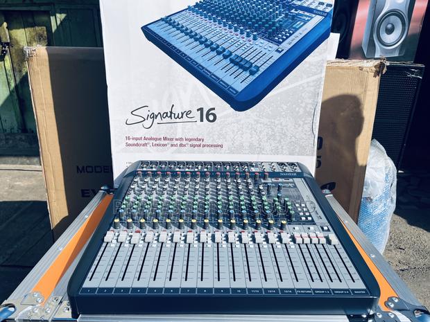 Soundcraft Signature 16 Channel · Photo 1