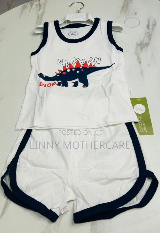 Sleeveless Top With Shorts · Photo 2