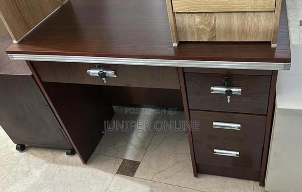 Office Desk Vear Arunu · Photo 1