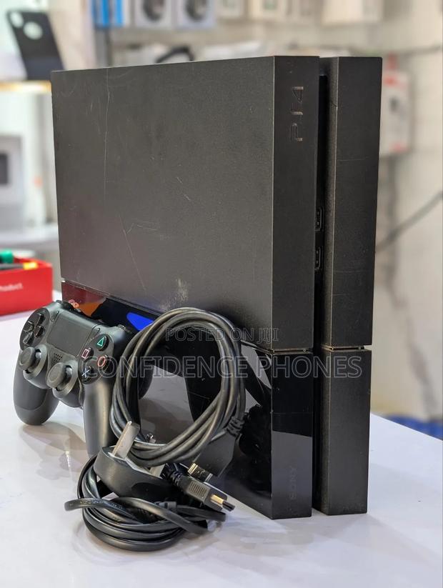 Ps4 Standard With Games · Photo 1