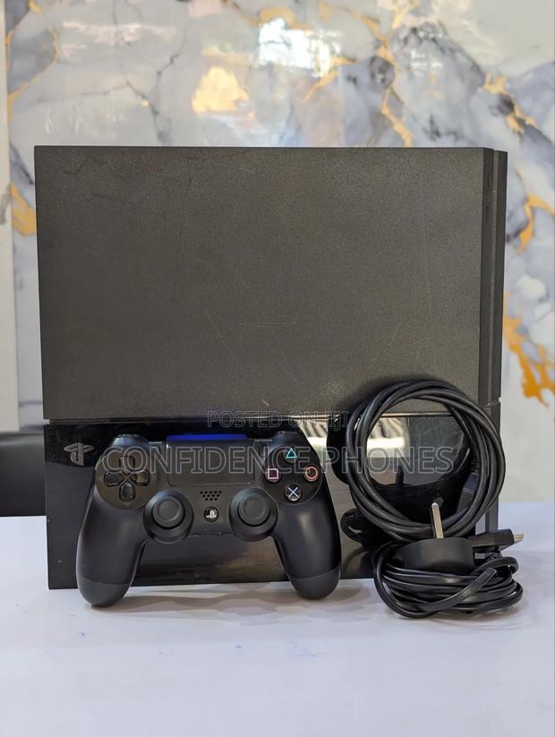 Ps4 Standard With Games · Photo 3