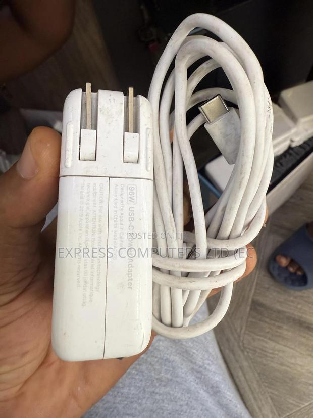 Mac Book Pro 96watt Usb C Original Charger Home Used Uk Original · Photo 2