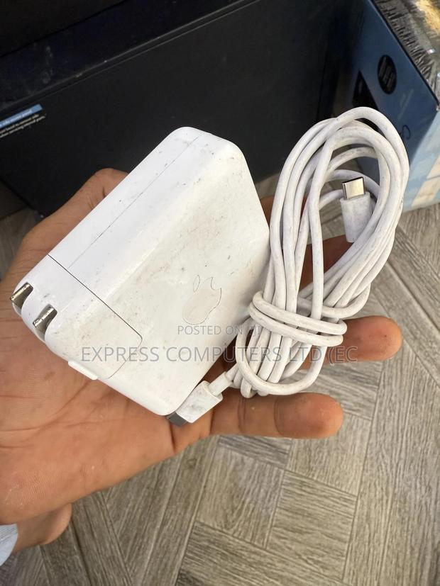 Mac Book Pro 96watt Usb C Original Charger Home Used Uk Original · Photo 1