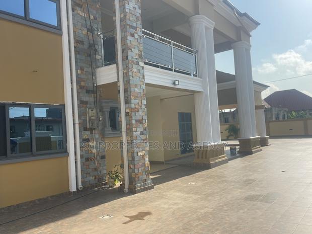 5bdrm Mansion in Lashibi, Sakumono for rent · Photo 4