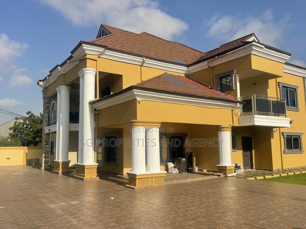 5bdrm Mansion in Lashibi, Sakumono for rent · Photo 2