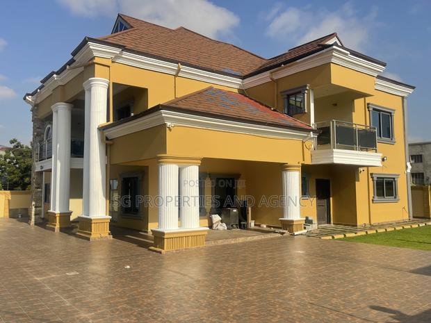 5bdrm Mansion in Lashibi, Sakumono for rent · Photo 3