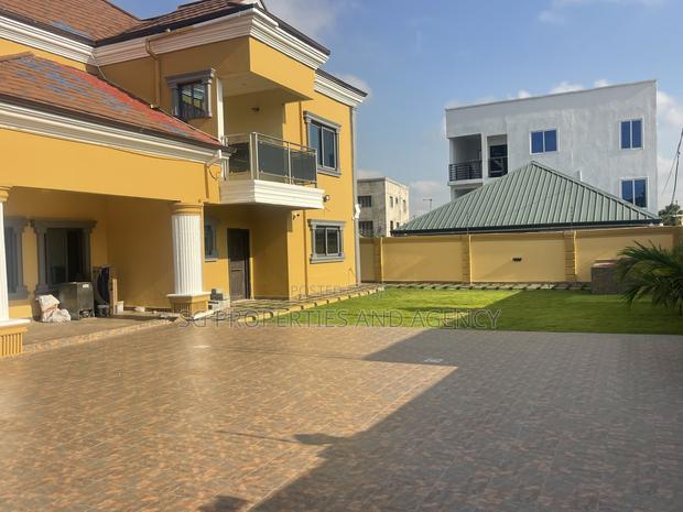 5bdrm Mansion in Lashibi, Sakumono for rent · Photo 5