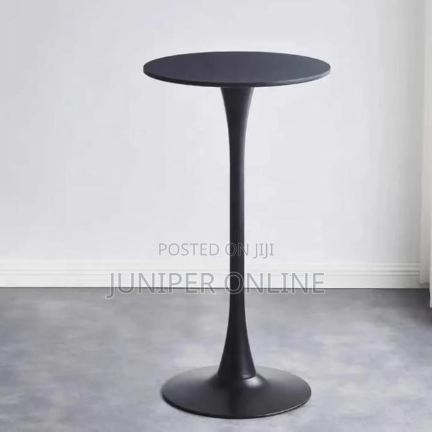 Cocktail Table Only Occupied · Photo 2