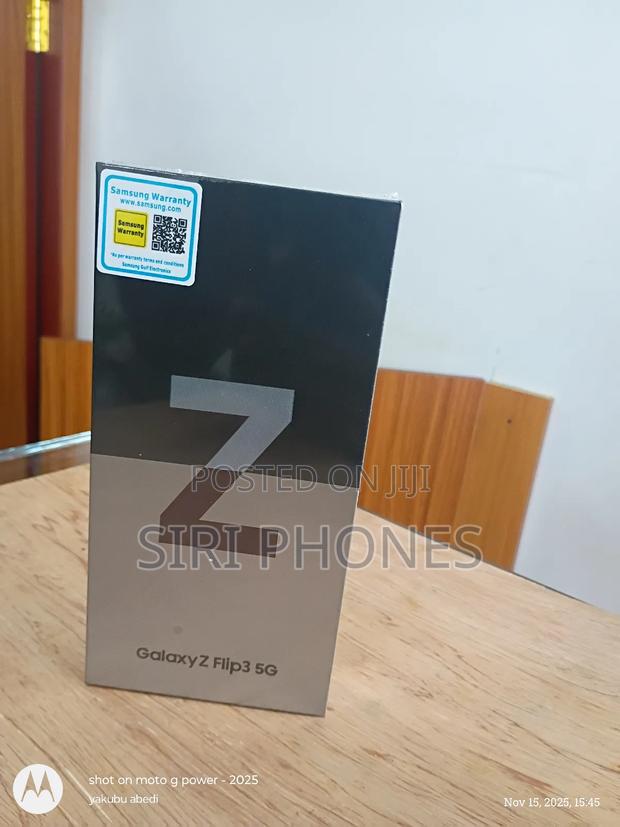 New Samsung Galaxy Z Flip 3 256 GB Black · Photo 2