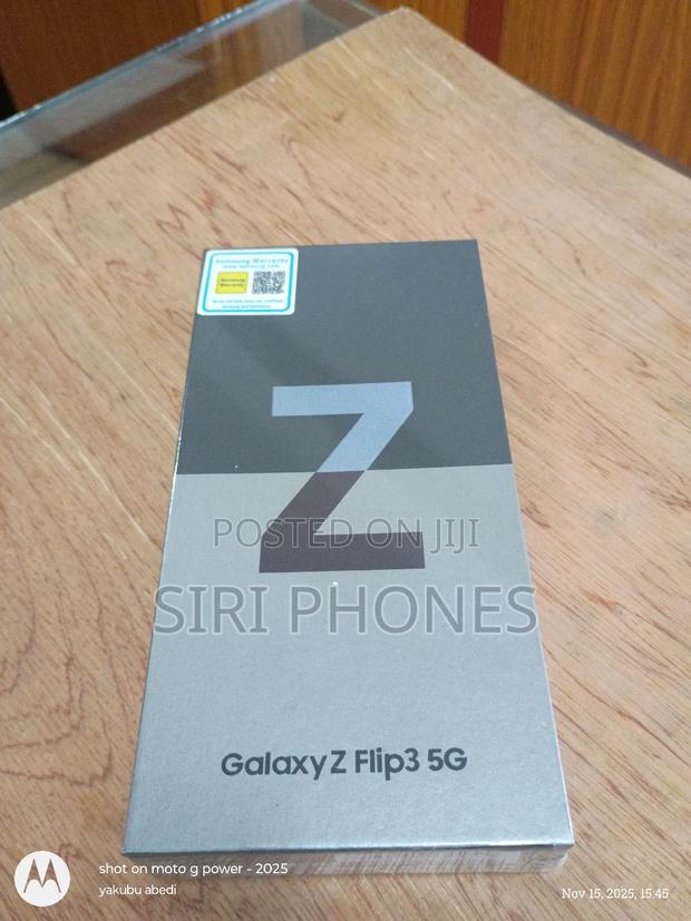 New Samsung Galaxy Z Flip 3 256 GB Black · Photo 1