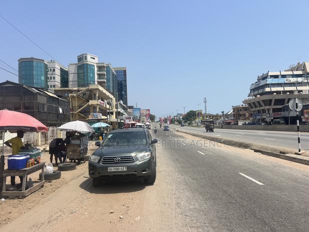 Roadside Land for Sale at Accra · Photo 1