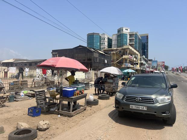 Roadside Land for Sale at Accra · Photo 2