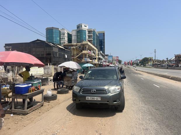 Roadside Land for Sale at Accra · Photo 3