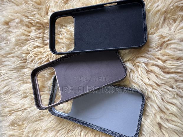 iPhone 17pro/17pro Max /18pro/18pro Max Carbon Fiber Protective Covers · Photo 7