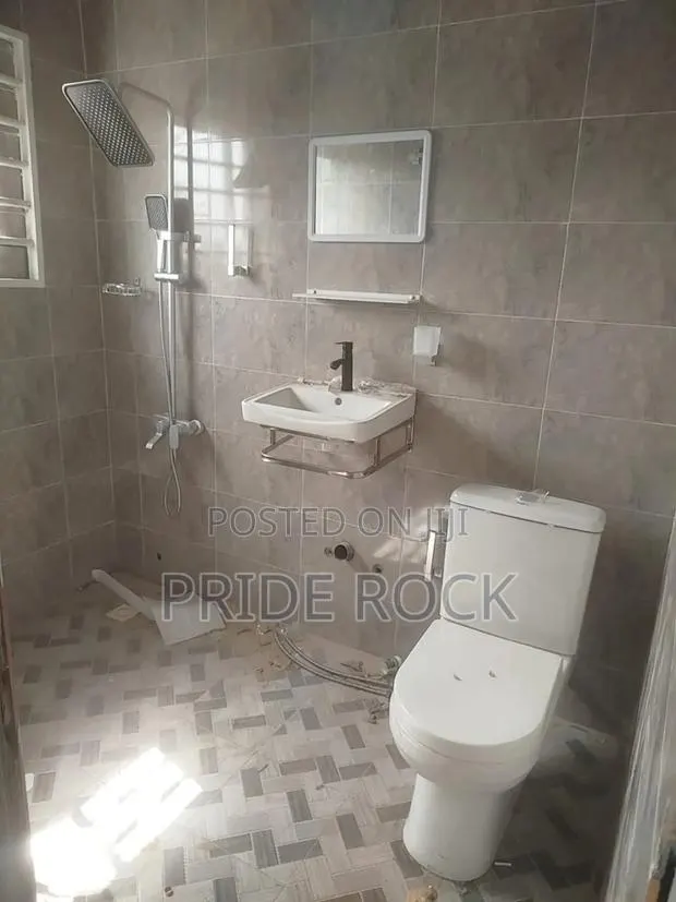 Quality Press Top Wc, Basin, Shower Plus Bathroom Accessories · Photo 1