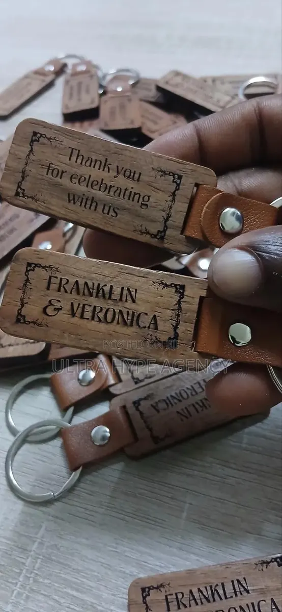 Wooden Keyring With Leather Neck · Photo 1
