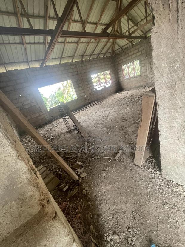 Prime School Complex on 8 Plots – Amasaman Cocobod Main Road for Sale. · Photo 3