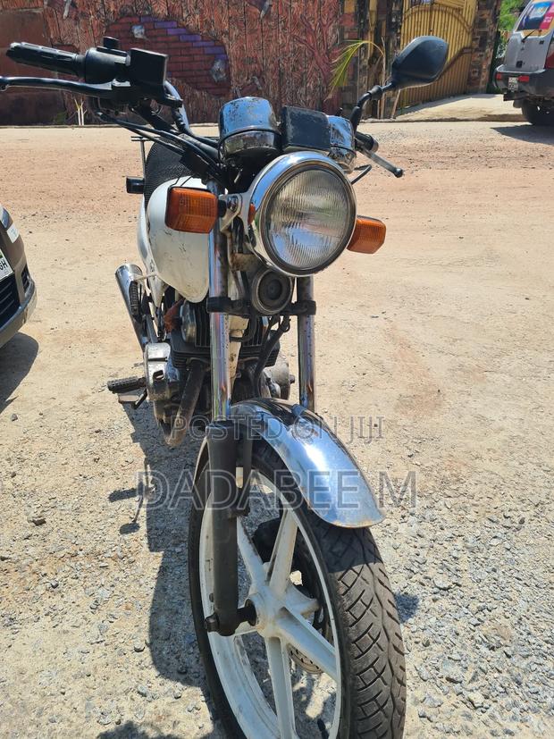 Honda CB 2005 White · Photo 2