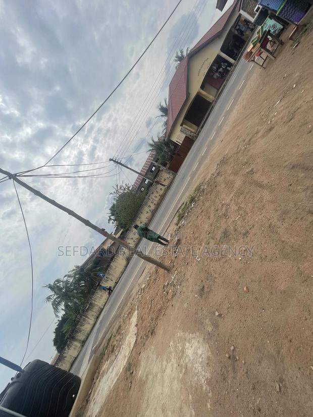 Prime School Complex on 8 Plots – Amasaman Cocobod Main Road for Sale. · Photo 1