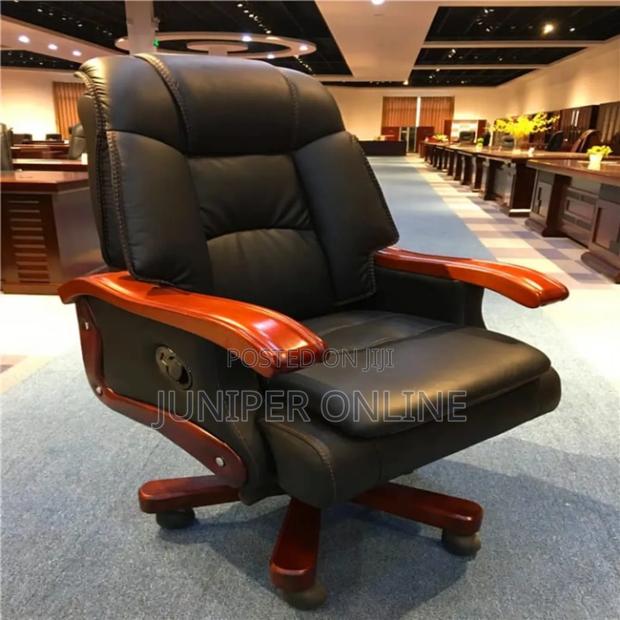 Swivel Chair Executive Crowned · Photo 1